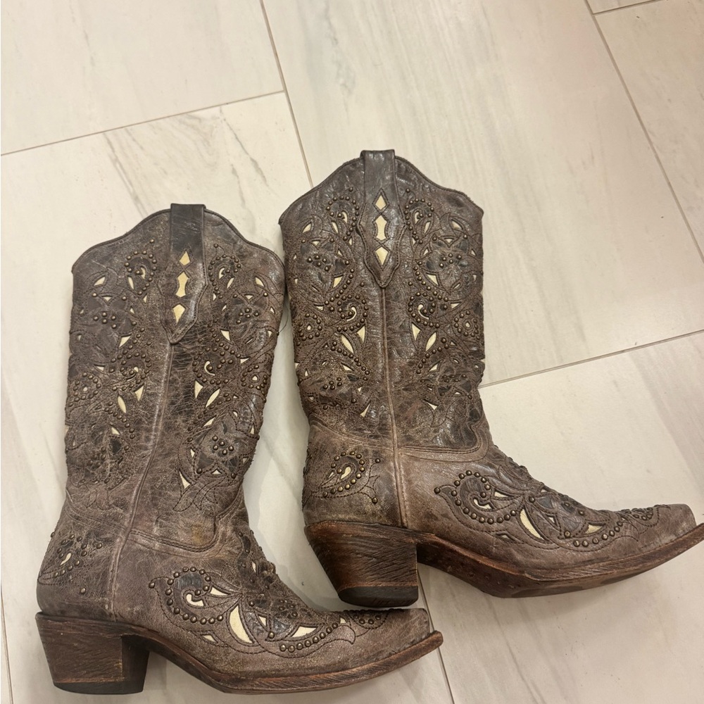 Corral cowboy boots. Beautiful! Size 6. Worn a few times.